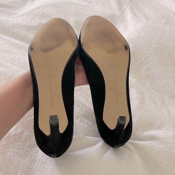 Banana Republic black suede pump. Size 11 - Picture 7 of 7